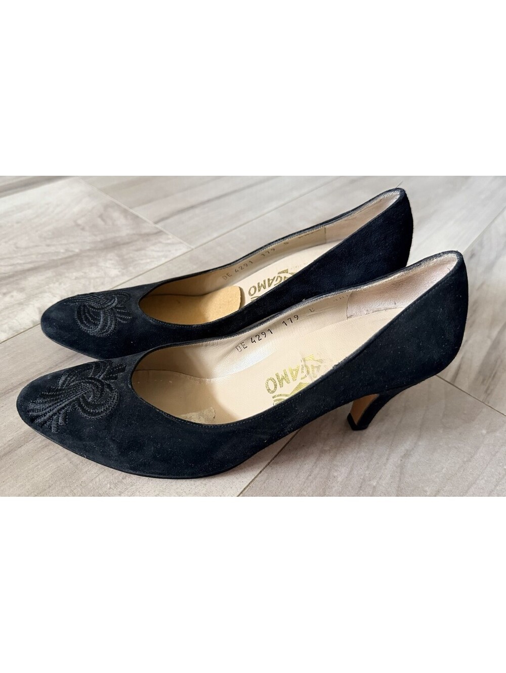SALVATORE FERRAGAMO Sz 8 AAAA Black Suede Pumps Embroidered Design Please Read